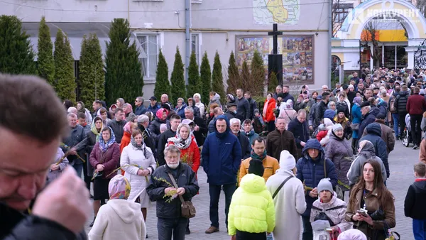 Вербна неділя: тисячі лучан у центрі міста «б'ють» і вітають один одного (фото, відео)