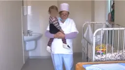 У дитини – пневмонія, маму шукають: розповіли про "забуту" на луцькій вулиці дівчинку (відео)