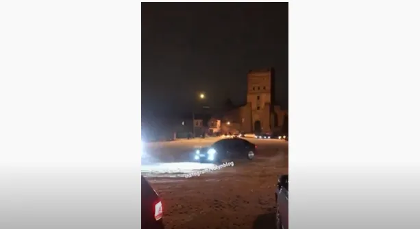 На площі перед Луцьким замком влаштували нічний дрифт (відео)