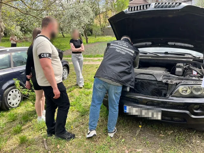 Волинські прикордонники викрили схему із ввезення авто під виглядом допомоги для ЗСУ (фото)