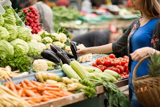 Без контролю відвідувачів: продуктові ринки Луцька працюють з порушеннями