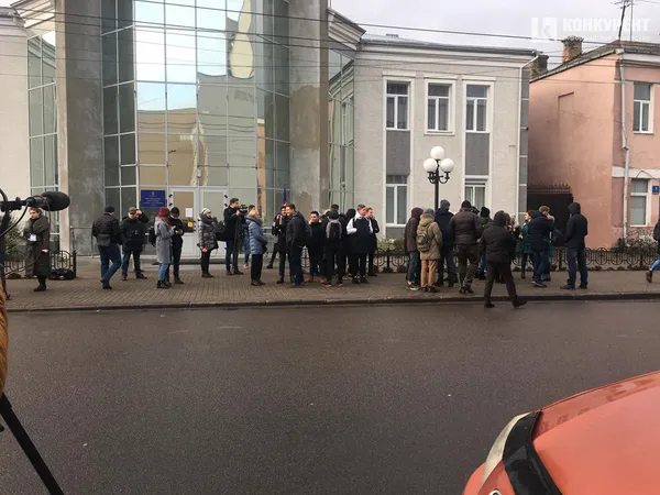 У центрі Луцька студенти вимагають пільговий проїзд (фото, оновлено)