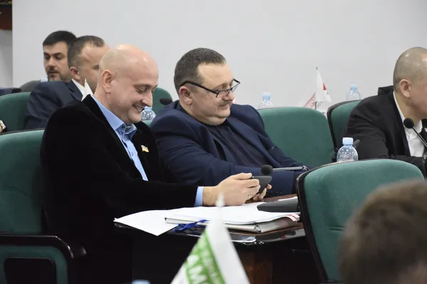 Можливо депутат Євгеній Ткачук любується відео «двобою» з активістом Сергієм Рижковим 