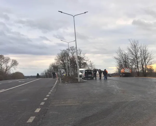 На волинській трасі облаштовують майданчик для зважування вантажівок (фото)