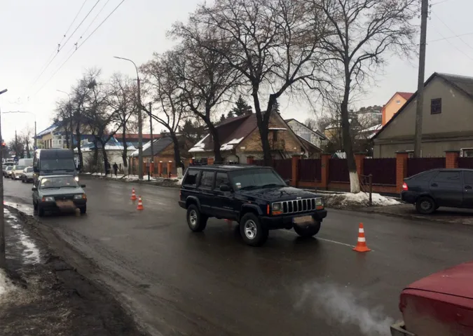 У Луцьку автомобіль наїхав на двох людей, які йшли поза переходом (фото)