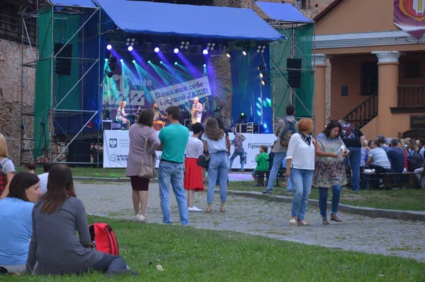 Джаз із дощем: у Луцькому замку стартував «ART JAZZ 2018» (ФОТО)