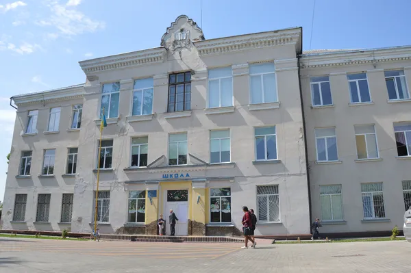 На подвір'ї однієї з найстаріших шкіл міста