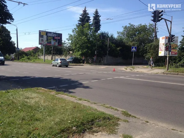 ДТП у Луцьку: внаслідок зіткнення автомобіль винесло на тротуар