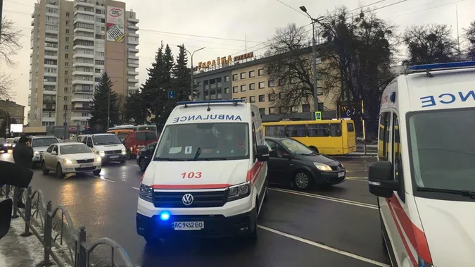 У центрі Луцька сталася ДТП за участі мікроавтобуса та маршрутки (фото, відео)