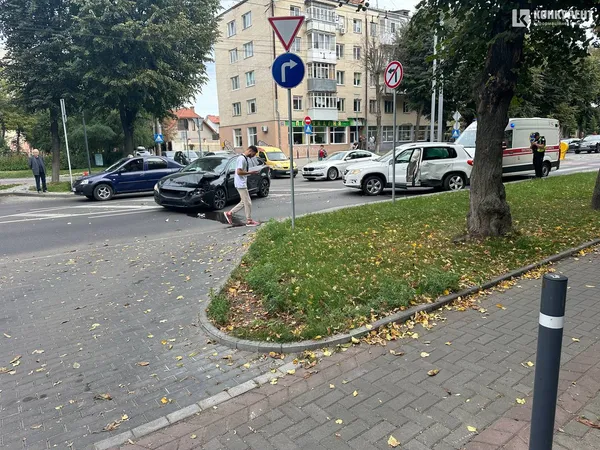 Розтрощило передок: на проспекті Волі серйозна аварія з двома авто (фото)