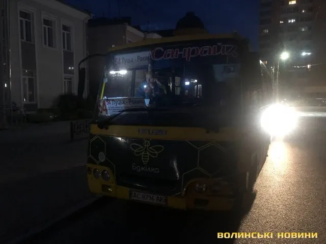 У центрі Луцька – аварія: стукнулись легковик та маршрутка, водій якої був п'яним (фото)