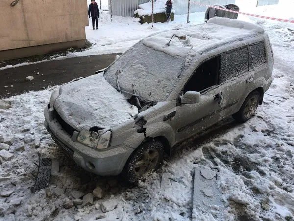 Через засніжені кабелі у Луцьку потрощило машину