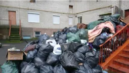Лучани самотужки винесли зі згорілої квартири мішки мотлоху (фотофакт)