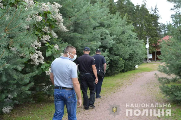 Поліція нагрянула з рейдом на бази відпочинку на Світязі й Пісочному