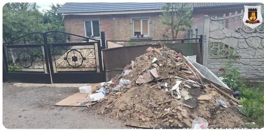 У Луцьку муніципали насварили жінку за гору неприбраного сміття (фото)