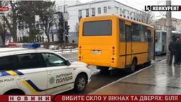 Не поділили місце на зупинці: у центрі Луцька зіштовхнулися дві маршрутки (відео)