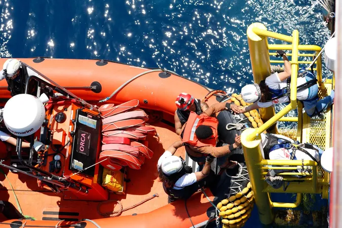 Біля берегів Сицилії у морі врятували майже 600 мігрантів (фото)