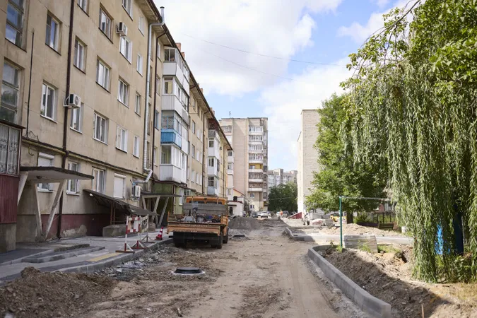 У Луцьку триває ремонт прибудинкових територій: роботи планують завершити до середини серпня (фото)