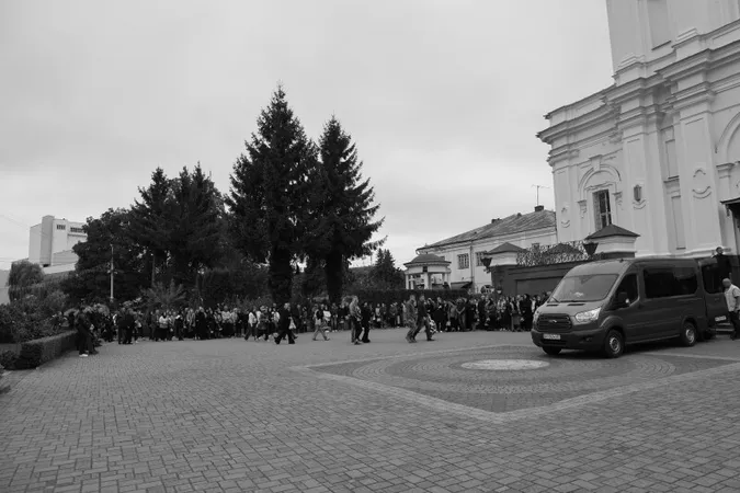 Луцьк попрощався з мужніми воїнами Олександром Чирком та Назаром Новосадом