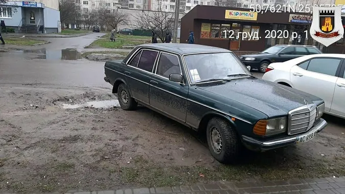 Ставили автівки на зелених зонах: у Луцьку спіймали чергових «паркохамів» (фото)