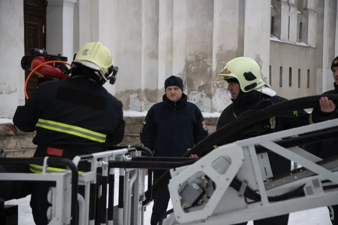 Три пожежні машини та 26 рятувальників: у костелі Петра і Павла в Луцьку працювали вогнеборці (фото)