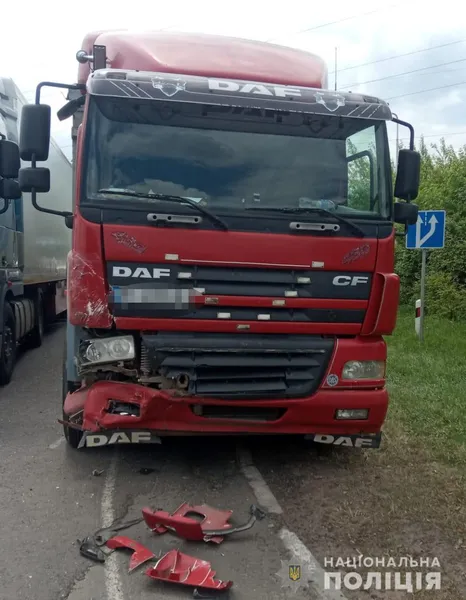 У Нововолинську фура врізалась у легковик – травмованого водія визволили рятувальники (фото, відео)