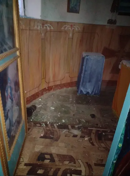 На Волині малолітні вандали закидали капличку вазами з могил та бруківкою (фото)