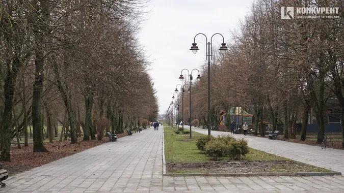 Мокрий луцький парк, або Як алеї тонуть у воді (фото)