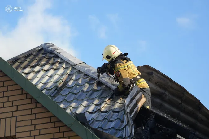 Горіла покрівля: під Луцьком рятувальники гасили житловий будинок (фото)