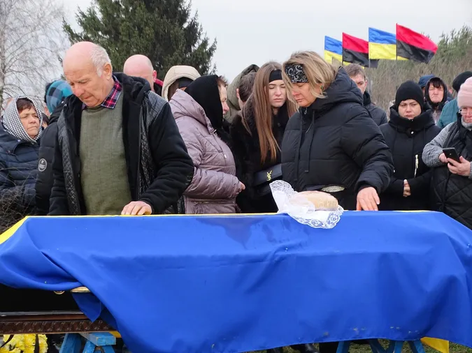 Упізнали лише за ДНК: на Волині попрощалися із воїном Віктором Кіцом (фото)
