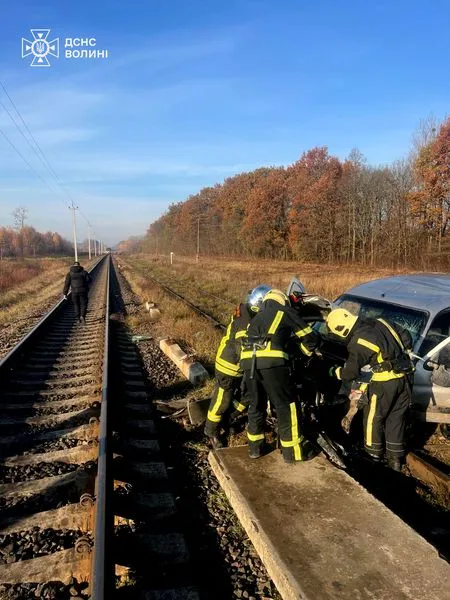 На Ковельщині зіткнулися автомобіль і потяг – працювали рятувальники (фото)