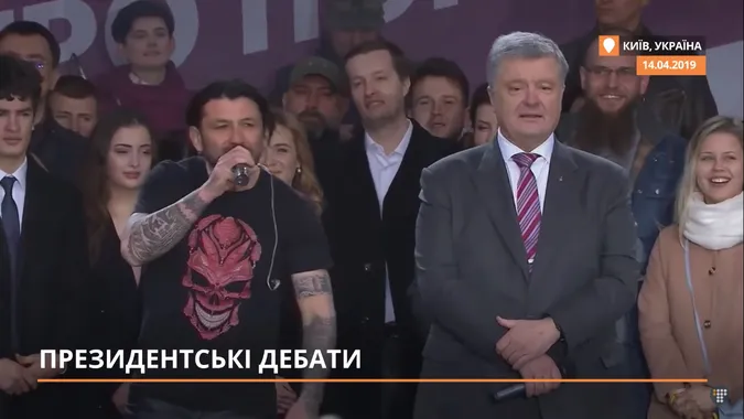 Порошенко заспівав та покликав Зеленського на ICTV