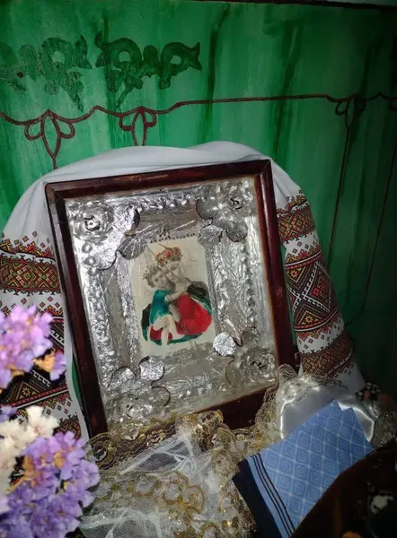 На Волині малолітні вандали закидали капличку вазами з могил та бруківкою (фото)