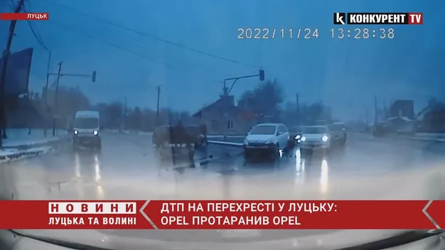 У Луцьку на перехресті зіткнулися два «опелі» (відео)