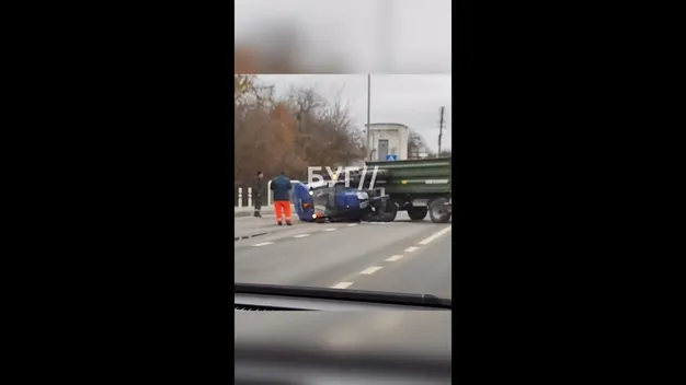 У Володимирі посеред вулиці «ліг відпочити» трактор комунальників (відео)