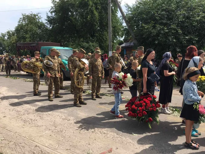 Біль і скорбота: на Ратнівщині попрощалися з молодим офіцером Олександром Видричем