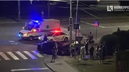 У Луцьку – ДТП на перехресті: BMW влетіло в стовп (відео)