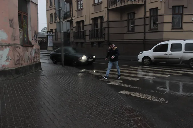 Ожеледиця у Луцьку: місто ледь тримається на ногах (фото)