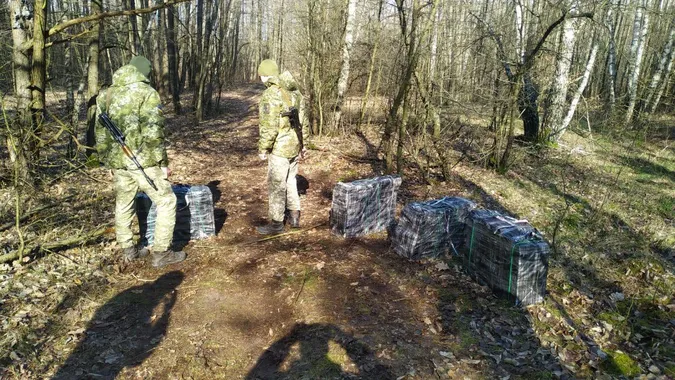 Чотири сумки сигарет: на Волині заримали контрабандистів (фото)