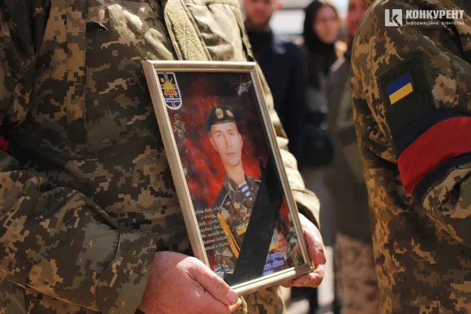 Зі сльозами та на колінах: Луцьк попрощався з трьома своїми Героями (фото, відео)