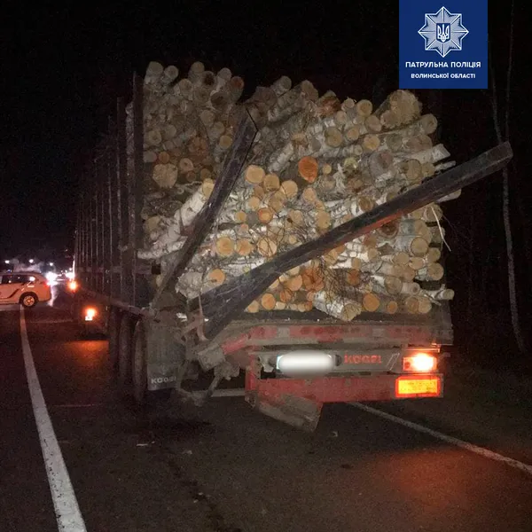 Пішов на обгін: на Волині зіткнулися дві вантажівки (фото)
