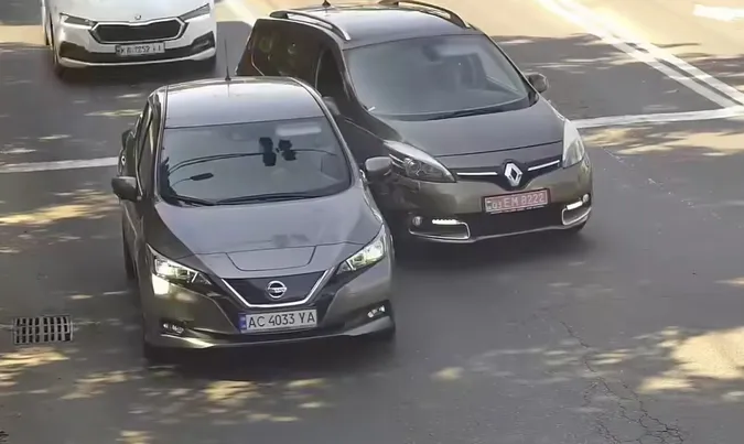 Аварія потрапила на камери: у Луцьку зіткнулись дві автівки (відео)