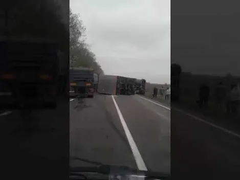 На волинській трасі перекинулася вантажівка (відео)