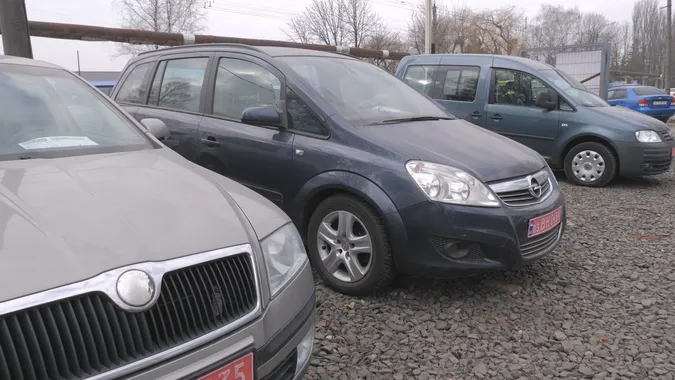 Луцький автобазар: чи можна знайти надійний мінівен (відео)