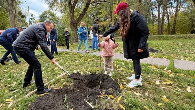 У Володимирі олімпійські спортсмени створили алею пам’яті полеглих Захисників (фото)