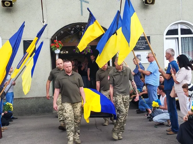 16 місяців очікувань: у Ковелі попрощалися із Захисником Русланом Нечипоруком (фото)