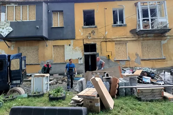 Понад 130 тонн сміття: у Луцьку триває ліквідація руйнувань після атаки рф (відео)