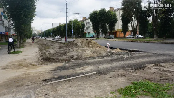 Їздять, ходять, ремонтують: що відбувається на проспекті Волі у Луцьку (фото)