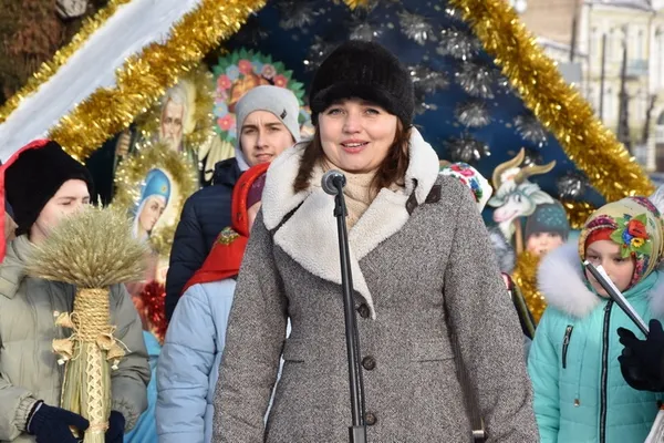 На Театральному майдані в Луцьку вперше встановили Різдвяного Дідуха (фото)