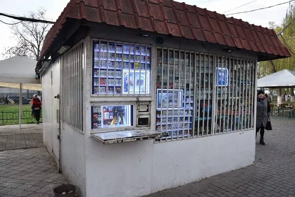 В кіоску на луцькій автостанції торгували контрафактним алкоголем (фото, відео)